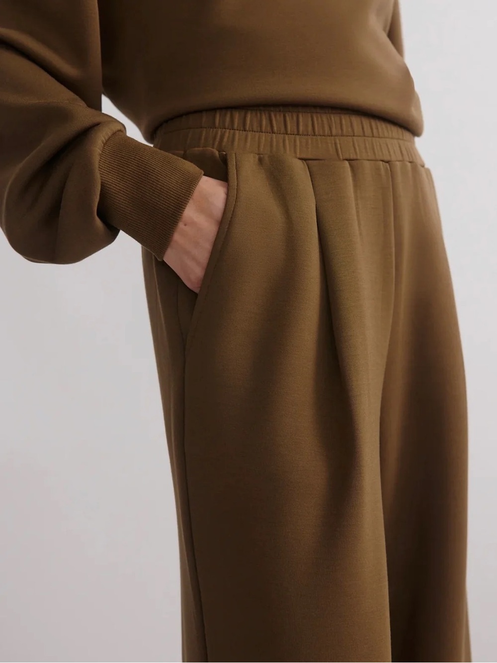 VARLEY
THE EXTRA WIDE PANT 29.5" | MILITARY OLIVE - Picture 4 of 5